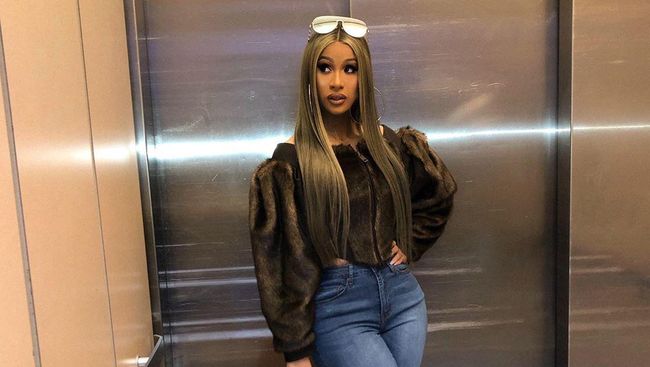 Cardi B Pamer Tato Burung Merak  Usai Kesakitan Ditusuk 