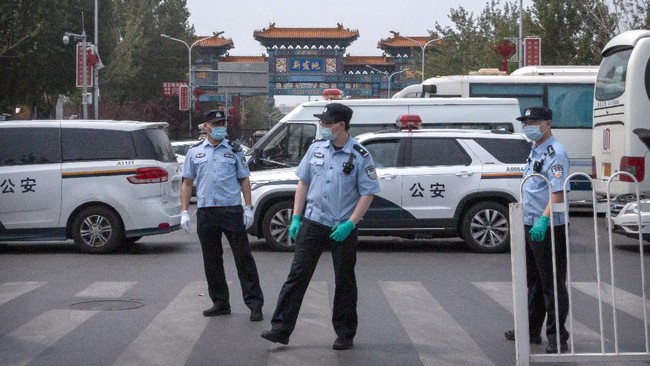 China melaporkan kasus Covid-19 yang meningkat dua kali lipat dalam sehari. Sumber wabah baru diduga berasal dari pria yang baru pulang dari luar negeri.