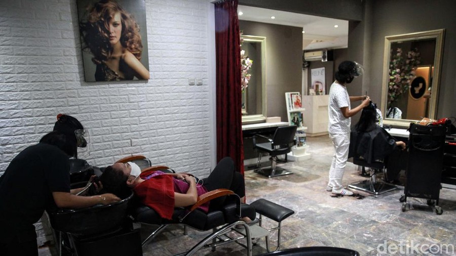 Hairstylist dengan memakai APD beraktivitas di salon kecantikan Guzell di Bintaro, Tangsel, Banten. Pelonggaran PSBB dimanfaatkan pelaku UKM untuk memulihkan ekonomi.