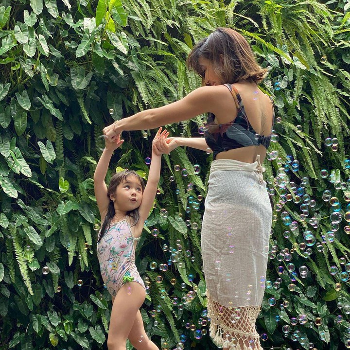 <p>Nah, walaupun di rumah saja, ibu dan anak ini melakukan banyak hal seru lho. (Foto: Instagram @gisel_la)</p>