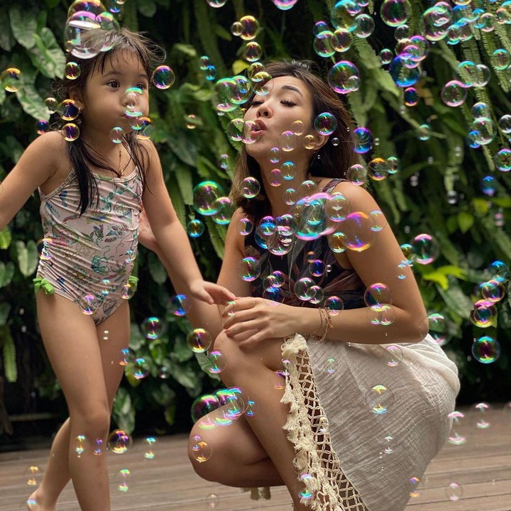 <p>Salah satunya, Gisel dan Gempi bermain bubble atau gelembung sabun ini. (Foto: Instagram @gisel_la)</p>