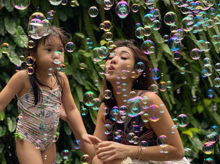 7 Potret Keseruan Gisel dan Gempi Main Bubble di Rumah Aja