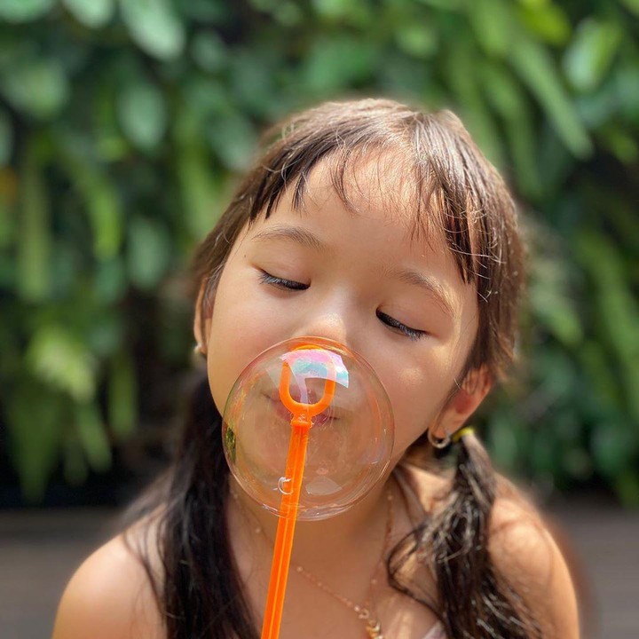 <p>Gempi sedang berusaha meniup gelembung sabun nih, dia terlihat sangat serius ya he-he-he. (Foto: Instagram @gisel_la)</p>