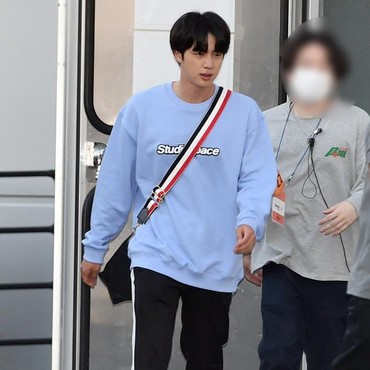 Jin BTS Banjir Pujian usai Konser karena Pakai Sweter Longgar, Kenapa?