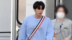 Jin BTS Banjir Pujian usai Konser karena Pakai Sweter Longgar, Kenapa?