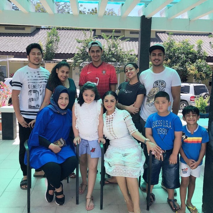 <p>Namun, 9 tahun berlalu, kini Atha lebih memilih untuk memiliki hubungan harmonis dengan Krisdayanti dan Raul Lemos. (Foto: Instagram @shechahsagran)</p>