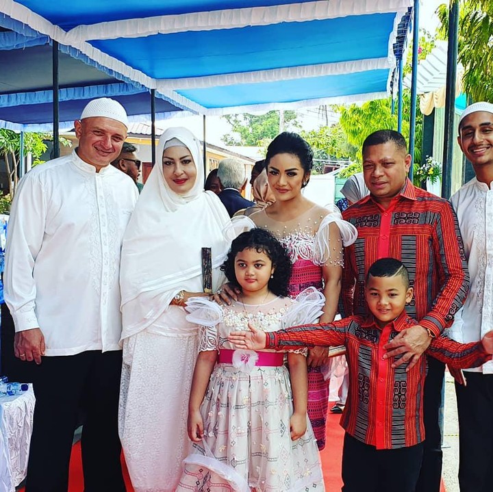 <p>Atha juga kini sudah punya suami lagi, seorang pria asal Portugal bernama Carlos Valle. (Foto: Instagram @shechahsagran)</p>