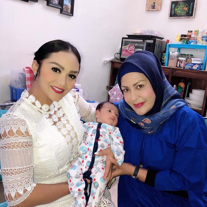 <p>Pada 2011 lalu, Shechah Sagran alias Atha menjadi sorotan publik karena sempat menganggap Krisdayanti menjadi penyebab utama perceraiannya dengan Raul Lemos. (Foto: Instagram @shechahsagran)</p>