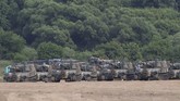 Korut Ledakkan Kantor Penghubung Tentara Korsel Siaga South Korean army's K-55 self-propelled howitzers are seen at the border with North Korea, South Korea, Tuesday, June 16, 2020. North Korea blew up an inter-Korean liaison office building just inside its border in an act Tuesday that sharply raises tensions on the Korean Peninsula amid deadlocked nuclear diplomacy with the United States. (AP Photo/Ahn Young-joon)