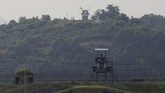Korut Ledakkan Kantor Penghubung Tentara Korsel Siaga Military guard posts of North Korea, rear, and South Korea, foreground, are seen in Paju, at the border with North Korea, South Korea, Tuesday, June 16, 2020. North Korea blew up an inter-Korean liaison office building just inside its border in an act Tuesday that sharply raises tensions on the Korean Peninsula amid deadlocked nuclear diplomacy with the United States. (AP Photo/Ahn Young-joon)
