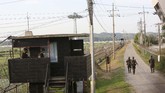 Korut Ledakkan Kantor Penghubung Tentara Korsel Siaga South Korean army soldiers patrol along the barbed-wire fence in Paju, South Korea, near the border with North Korea, Monday, June 15, 2020. South Korean President Moon Jae-in called on North Korea to stop raising animosities and return to talks, saying Monday the rivals must not reverse the peace deals that he and North Korean leader Kim Jong Un reached during 2018 summits. (AP Photo/Ahn Young-joon)