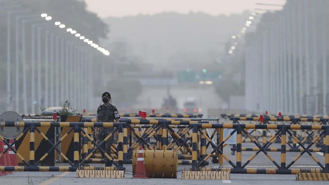 A South Korean army soldier patrols at the Unification Bridge, which leads to the Panmunjom border village in the Demilitarized Zone in Paju, South Korea. Tuesday, June 16, 2020. North Korea blew up an inter-Korean liaison office building just inside its border in an act Tuesday that sharply raises tensions on the Korean Peninsula amid deadlocked nuclear diplomacy with the United States. (AP Photo/Ahn Young-joon)