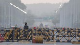 Korut Ledakkan Kantor Penghubung Tentara Korsel Siaga A South Korean army soldier patrols at the Unification Bridge, which leads to the Panmunjom border village in the Demilitarized Zone in Paju, South Korea. Tuesday, June 16, 2020. North Korea blew up an inter-Korean liaison office building just inside its border in an act Tuesday that sharply raises tensions on the Korean Peninsula amid deadlocked nuclear diplomacy with the United States. (AP Photo/Ahn Young-joon)