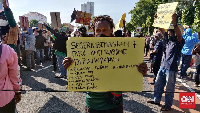 Puluhan orang yang mengatasnamakan dirinya Aliansi Mahasiswa Papua (AMP) menggelar aksi demonstari damai di depan Gedung Negara Grahadi, Surabaya.
