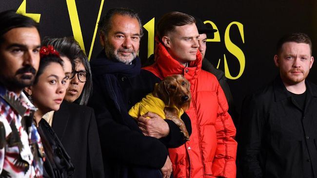 Matthew M. Williams Moncler CEO Remo Ruffini (C-L) poses with fashion designers Veronica Leoni (3rdL), Simone Rocha (2ndL), Craig Green (R), Matthew M. Williams (2ndR), Hiroshi Fujiwara (4thL) and Francesco Ragazzi (L) during the Moncler women's Fall/Winter 2019/2020 collection fashion show, on February 20, 2019 in Milan. (Photo by Andreas SOLARO / AFP)