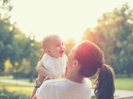 9 Hal Penting Diperhatikan saat Menjemur Bayi di Bawah Sinar Matahari