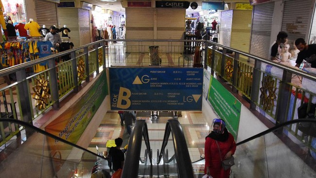 Pengunjung berbelanja di Blok B Pasar Tanah Abang, Jakarta, Senin (15/6/2020). Pasar Tanah Abang blok A, B, F dan G kembali dibuka di masa Pembatasan Sosial Berskala Besar (PSBB) transisi dengan menerapkan protokol kesehatan dan pemberlakuan sistem ganjil-genap toko. ANTARA FOTO/Indrianto Eko Suwarso/pras.