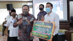 Bupati Muba Berikan Bantuan Sosial Tunai untuk Pendidikan