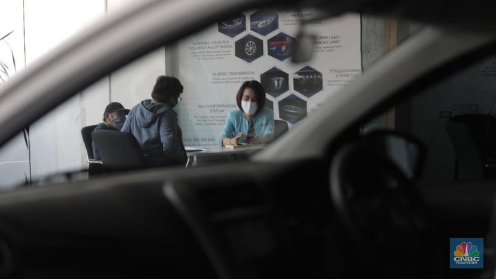 Penjualan Kendaraan (CNBC Indonesia/ Muhammad Sabki) Sales marketing menawarkan produk mobil di Tunas Daihatsu Tebet, Jakarta, Selasa (16/6). Pandemi corona membuat angka penjualan mobil di Indonesia mengalami penurunan drastis. Penjualan mobil bulan lalu anjlok hingga 95 persen bila periode yang sama tahun 2019.
Berdasarkan data Gabungan Industri Kendaraan Bermotor Indonesia (Gaikindo) yang diperoleh detikOto dari PT Astra International Tbk, pada bulan kelima tahun 2020, industri otomotif hanya mampu mengirim 3.551 unit mobil baru. Angka ini merosot 95 % dibanding bulan Mei 2019, di mana saat itu mencapai 84.109 unit. Angka ini merupakan penjualan berupa wholesales atau distribusi dari pabrik ke dealer. Seperti diketahui, banyak pabrik otomotif di Indonesia yang berhenti produksi sementara di tengah pandemi COVID-19. Wajar jika distribusinya pada Mei 2020 anjlok drastis. Adapun mengatasi penurunan banyak pabrikan otomotif menawarkan paket penjualan khusus demi mendongkrak penjualan. Rendi selaku supervisor di Tunas Daihatsu Tebet mengatakan