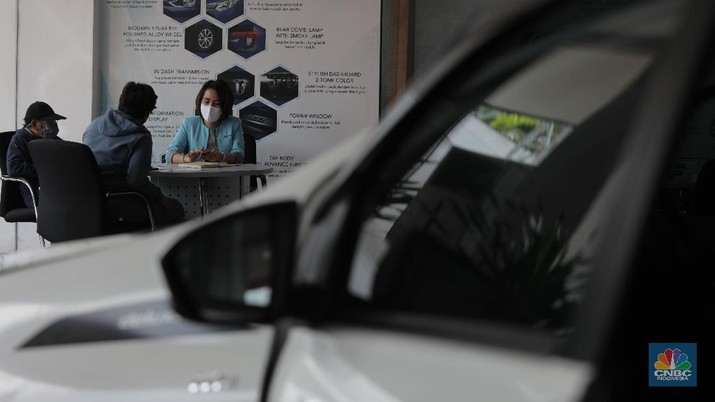 Penjualan Kendaraan (CNBC Indonesia/ Muhammad Sabki) Sales marketing menawarkan produk mobil di Tunas Daihatsu Tebet, Jakarta, Selasa (16/6). Pandemi corona membuat angka penjualan mobil di Indonesia mengalami penurunan drastis. Penjualan mobil bulan lalu anjlok hingga 95 persen bila periode yang sama tahun 2019.
Berdasarkan data Gabungan Industri Kendaraan Bermotor Indonesia (Gaikindo) yang diperoleh detikOto dari PT Astra International Tbk, pada bulan kelima tahun 2020, industri otomotif hanya mampu mengirim 3.551 unit mobil baru. Angka ini merosot 95 % dibanding bulan Mei 2019, di mana saat itu mencapai 84.109 unit. Angka ini merupakan penjualan berupa wholesales atau distribusi dari pabrik ke dealer. Seperti diketahui, banyak pabrik otomotif di Indonesia yang berhenti produksi sementara di tengah pandemi COVID-19. Wajar jika distribusinya pada Mei 2020 anjlok drastis. Adapun mengatasi penurunan banyak pabrikan otomotif menawarkan paket penjualan khusus demi mendongkrak penjualan. Rendi selaku supervisor di Tunas Daihatsu Tebet mengatakan