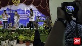 Pensi Virtual di SMAN 8 Pembawa acara membawakan acara pentas seni secara virtual di SMAN 8 Jakarta, Selasa, 16 Juni 2020. Sekolah Menengah Atas se DKI Jakarta baik negeri maupun swasta mengadakan pentas seni secara virtual untuk mengisi kegiatan para siswa selama di rumah saja. CNN Indonesia/Adhi Wicaksono