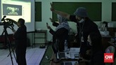Pensi Virtual di SMAN 8 Pembawa acara membawakan acara pentas seni secara virtual di SMAN 8 Jakarta, Selasa, 16 Juni 2020. Sekolah Menengah Atas se DKI Jakarta baik negeri maupun swasta mengadakan pentas seni secara virtual untuk mengisi kegiatan para siswa selama di rumah saja. CNN Indonesia/Adhi Wicaksono
