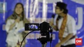 Pensi Virtual di SMAN 8 Pembawa acara membawakan acara pentas seni secara virtual di SMAN 8 Jakarta, Selasa, 16 Juni 2020. Sekolah Menengah Atas se DKI Jakarta baik negeri maupun swasta mengadakan pentas seni secara virtual untuk mengisi kegiatan para siswa selama di rumah saja. CNN Indonesia/Adhi Wicaksono