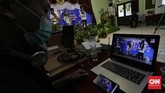 Pensi Virtual di SMAN 8 Pembawa acara membawakan acara pentas seni secara virtual di SMAN 8 Jakarta, Selasa, 16 Juni 2020. Sekolah Menengah Atas se DKI Jakarta baik negeri maupun swasta mengadakan pentas seni secara virtual untuk mengisi kegiatan para siswa selama di rumah saja. CNN Indonesia/Adhi Wicaksono