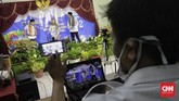 Pensi Virtual di SMAN 8 Pembawa acara membawakan acara pentas seni secara virtual di SMAN 8 Jakarta, Selasa, 16 Juni 2020. Sekolah Menengah Atas se DKI Jakarta baik negeri maupun swasta mengadakan pentas seni secara virtual untuk mengisi kegiatan para siswa selama di rumah saja. CNN Indonesia/Adhi Wicaksono