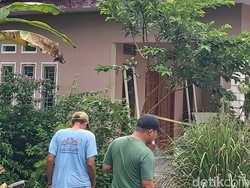 TNI AU Perbaiki Rumah Warga yang Jebol Tertimpa Kursi Lontar Pesawat Jatuh