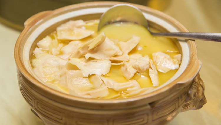 Sayur rebung A pot of bamboo shoot soup cooked in Chinese-style.
