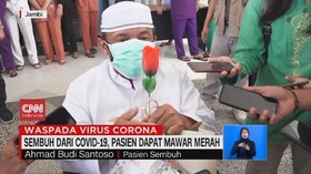 VIDEO: Sembuh dari Covid-19, Pasien Dapat Mawar Merah