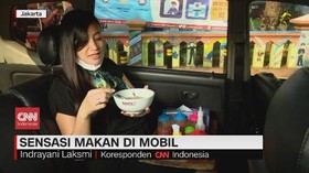 VIDEO: Sensasi Makan di Mobil