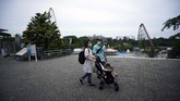 Taman Hiburan Tokyo Dibuka Kembali A family walks at the newly-reopened Yomiuriland amusement park in Tokyo Tuesday, June 16, 2020. The park has been closed since the end of March as a part of the precautions to help curb the spread of the coronavirus. (AP Photo/Eugene Hoshiko)