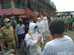 Sempat Ditolak, Kini Tim Medis Disambut Kalung Bunga dari Pedagang Pasar Cileungsi