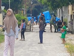 Bangkai Pesawat Tempur TNI AU Hawk 200 di Kampar Ditutup Terpal Biru