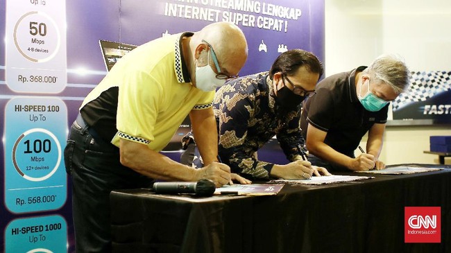Komisaris Transvision Peter F Gontha bersama Detik Ini Juga (DIJ) dan FiberStar melakukan penandatangan kerjasama koneksi Internet HI Speed yang di luncurkan di Menara Mega Syariah. Jakarta. Selasa (16/6/2020). CNN Indonesia/ Andry Novelino