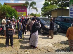 Video Geger Massa Datangi Klinik, Bawa Pulang 14 Pasien Corona