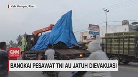 VIDEO: Bangkai Pesawat TNI AU Jatuh Dievakuasi