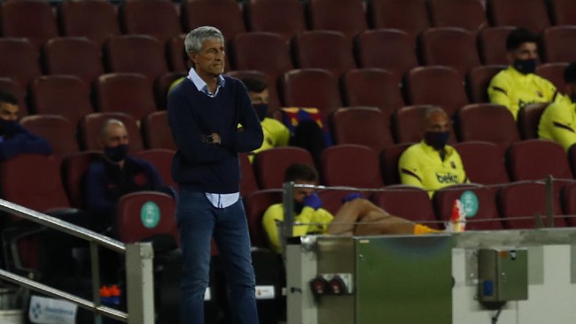 Barcelona's head coach Quique Setien follows the match during the Spanish La Liga soccer match between FC Barcelona and Leganes at the Camp Nou stadium in Barcelona, Spain, Tuesday, June 16, 2020. (AP Photo/Joan Montfort)
