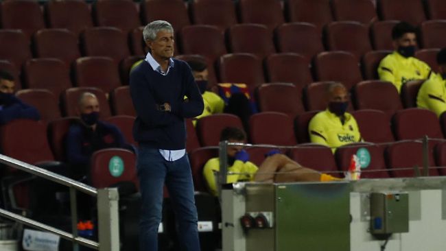 Barcelona vs Leganes Barcelona's head coach Quique Setien follows the match during the Spanish La Liga soccer match between FC Barcelona and Leganes at the Camp Nou stadium in Barcelona, Spain, Tuesday, June 16, 2020. (AP Photo/Joan Montfort)