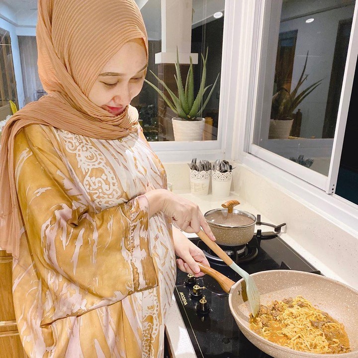 <p>Model sekaligus fashion designer ini awalnya tidak mempublikasikan kehamilannya. (Foto: Instagram @dianpelangi)</p>