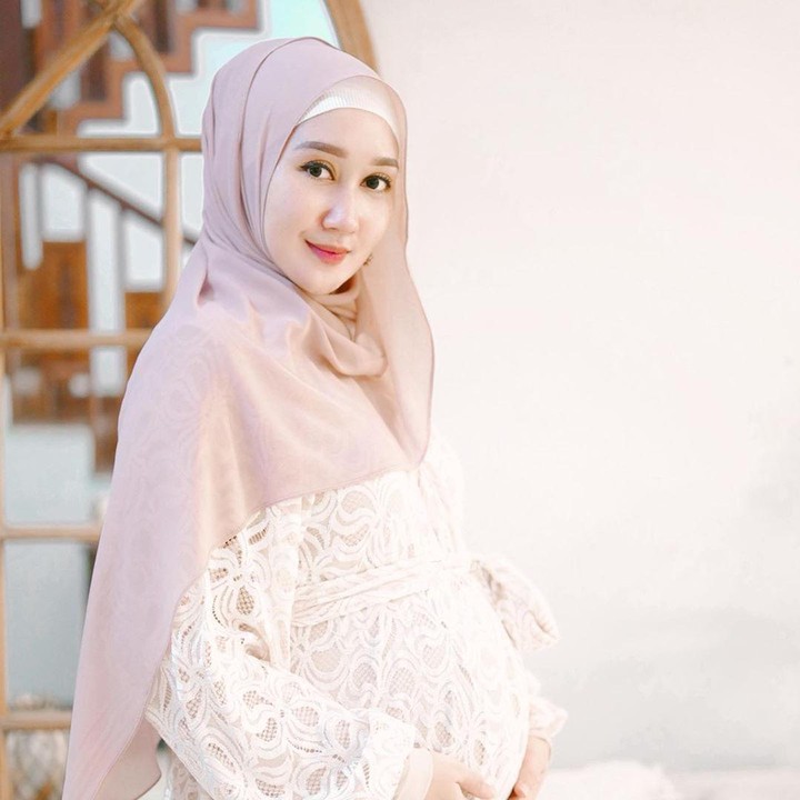 <p>Ia baru mempublikasikan kehamilannya lewat ketika sudah menginjak usia kandungan 25 minggu atau sekitar 5,5 bulan. (Foto: Instagram @dianpelangi)</p>