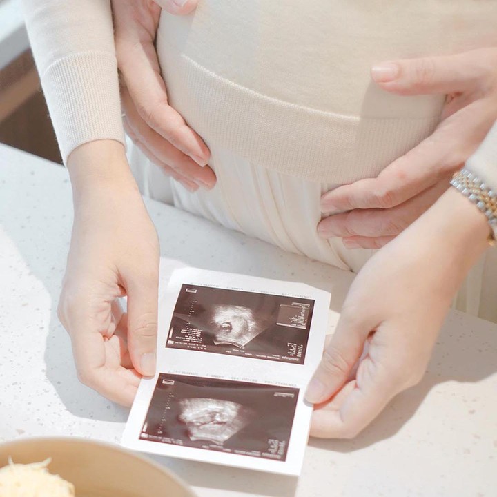 <p>Dian mengunggah maternity photoshoot-nya bersama sang suami. Tak lupa, ia menyertakan foto USG bayi yang ada di kandungannya. (Foto: Instagram @dianpelangi)</p>