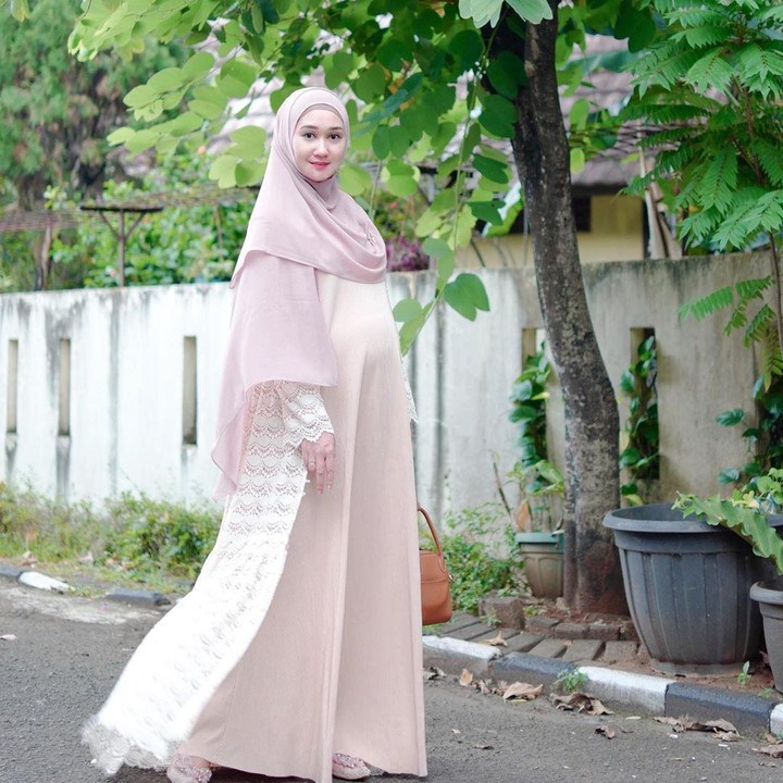 <p>Meski sedang hamil, busana yang dikenakan Dian Pelangi tetap cantik. Misalnya gamis yang ia kenakan ketika Hari Raya Idul Fitri ini. (Foto: Instagram @dianpelangi)</p>