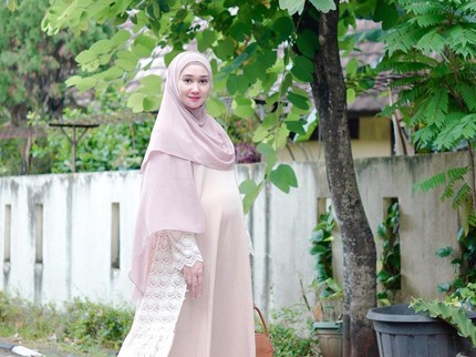 7 Potret Dian Pelangi Hamil Anak Pertama, Makin Cantik & Tetap Stylish