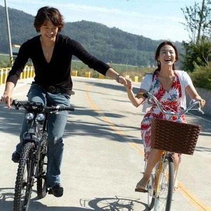 <p>Song Hye Kyo pernah berpasangan dengan aktor sekaligus penyanyi, Rain. Keduanya dipertemukan dalam drama romantis-komedi berjudul <em>Full House</em>.  (Foto: dok. KBS)</p>