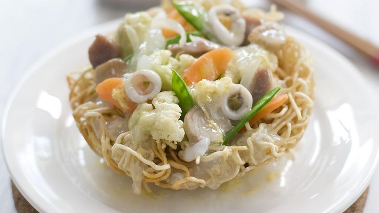 I Fu Mie a type of dried noodle served with thick gravy and sliced chicken, shrimp, mushrooms, liver, and squid.