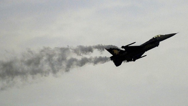 Pilot pesawat tempur Jepang Letnan Kolonel Takamichi Shirota mengatakan wilayah udara mereka berada di bawah tekanan yang semakin meningkat dari China.