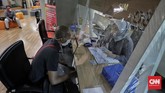 Pemprov DKI Buka Mal Pelayanan Publik Pemohon melakukan pengajuan administrasi di mal pelayanan publik. Jakarta, Rabu, 17 Mei 2020. CNN Indonesia/Adhi Wicaksono